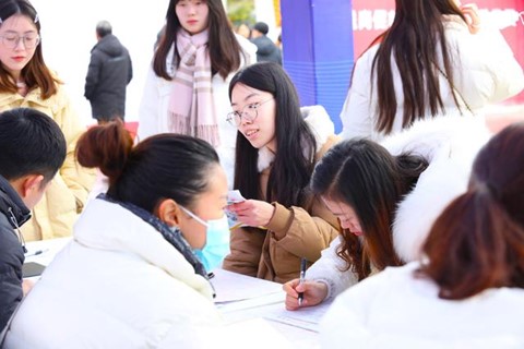 精準定位，積極行動—大專畢業(yè)生如何高效找工作