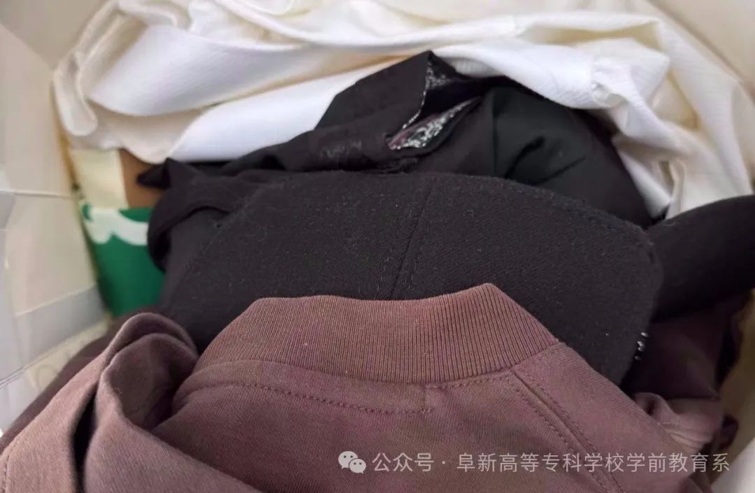 衣載星河，愛滿人間 | 學(xué)前教育系開展愛心捐衣活動